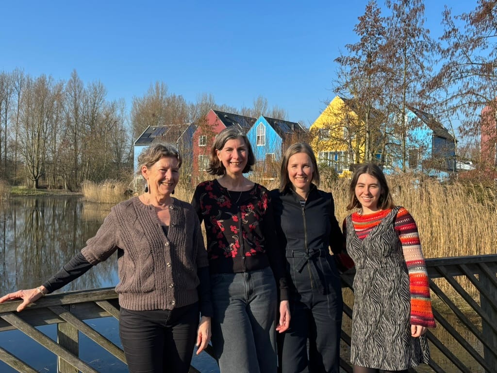 Het nieuwe Team Adaptatie Atelier met het Bestuur Adaptatie Atelier (Carleen Mesters en Anne-Marie Bor) met teamleden Miranda de Groot en Luna Snelder (van links naar rechts).